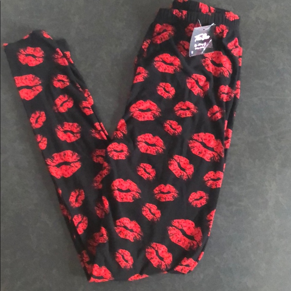 Cute Kiss Print Leggins. Size Small. NWT